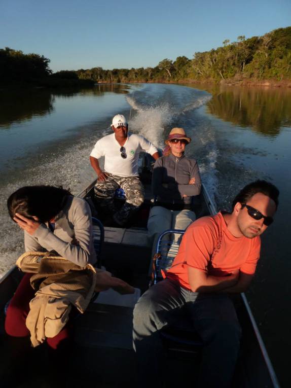 Com o Gabriel e a Luisa, navegando no Rio Cuiabá, região de Porto Jofre, no final da rodovia Transpantaneira, no Pantanal Norte, no Mato Grosso